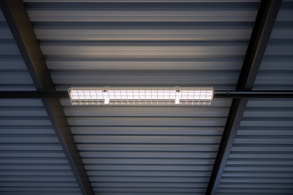 LED zářivkové svítidlo pod stropem dílny