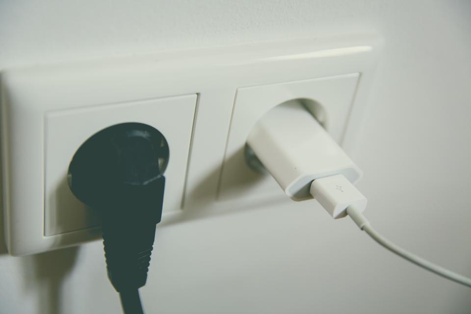 Dvojzásuvka s připojenými vidlicemi po dokončení instalace